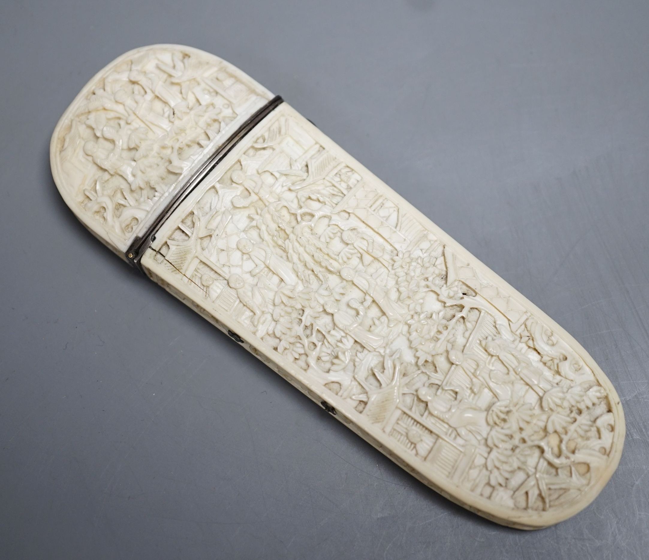 A 19th century Chinese export ivory spectacle case 14cm